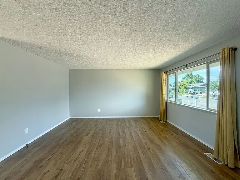 410 Crona St — Photo 3