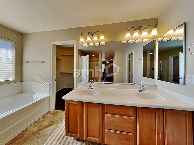 2542 W Cordia Ln — Photo 13