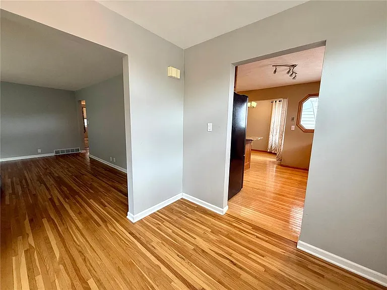 225 Sunrise Blvd — Photo 4