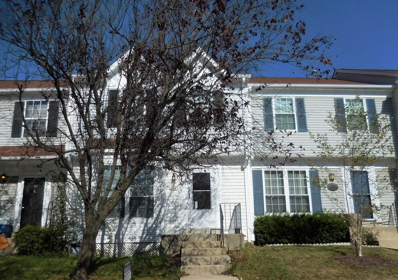 Leesburg Townhouse with Amenities — Photo 1
