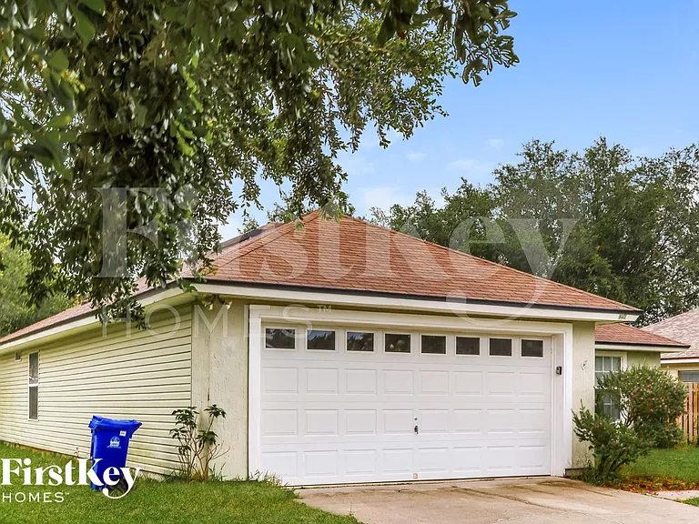 1220 Maclaren St — Photo 3