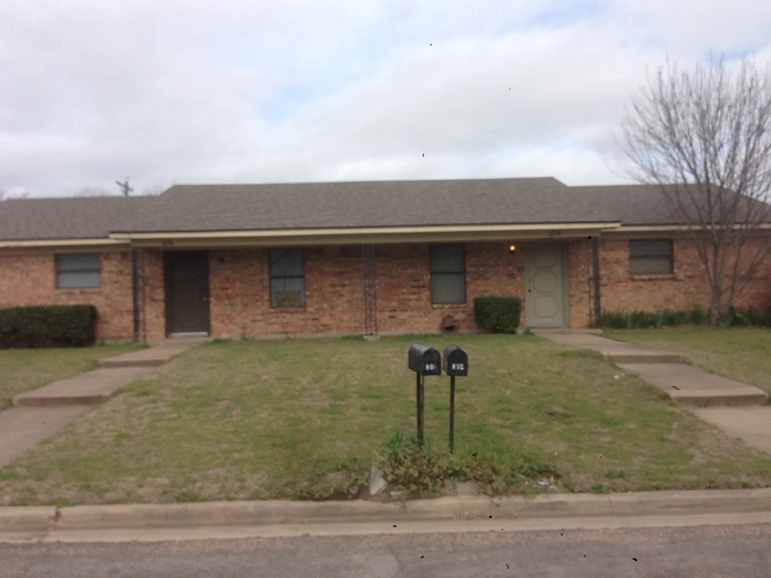 2 bed, 1.0 bath, 1054 sqft, $1,050 — Photo 1