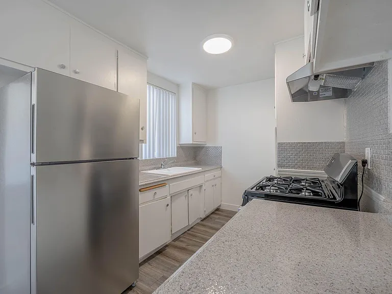 Roscoe Apartments — Photo 8