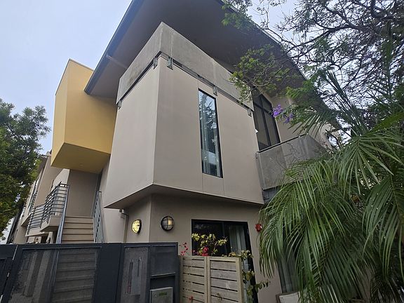 3rd image of 811 11th St APT 4
