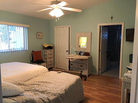 Master Bedroom (14 x 14)