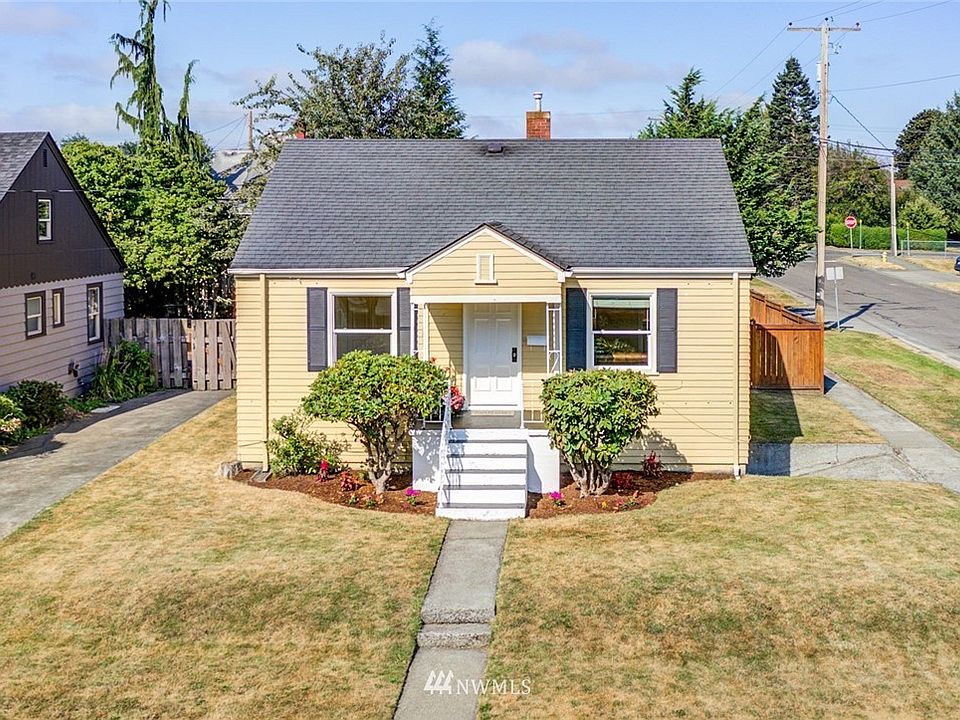 Corner lot in the heart of Enumclaw. 