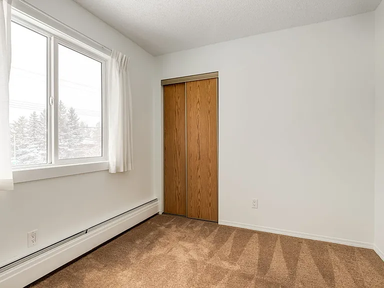 2404 16a St SW — Photo 24