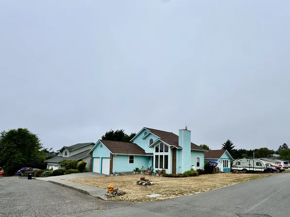 1302 English Ct, Brookings, OR 97415