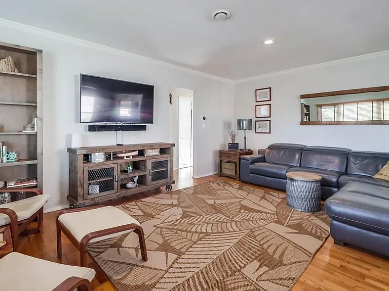 984 Catalina Blvd — Photo 3
