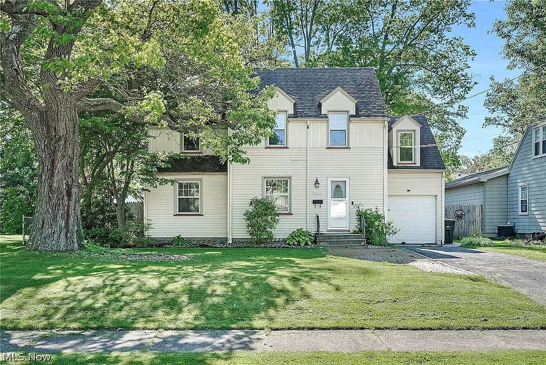 621 Kenmore Ave NE — Photo 1