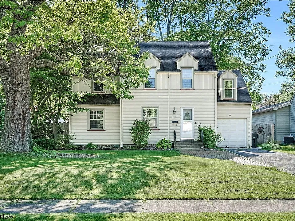 621 Kenmore Ave NE