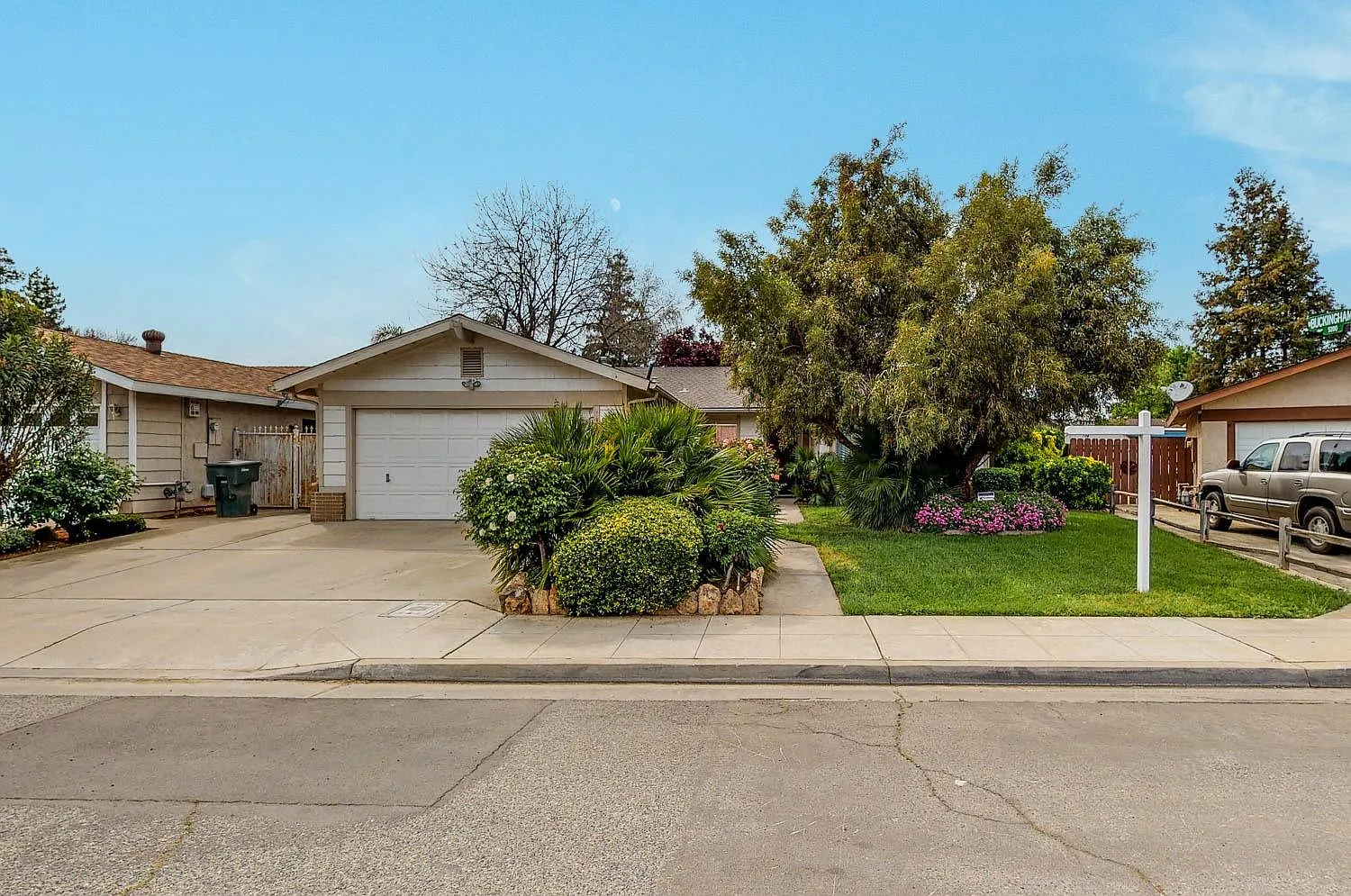 3897 N Forestiere Ave photo 1