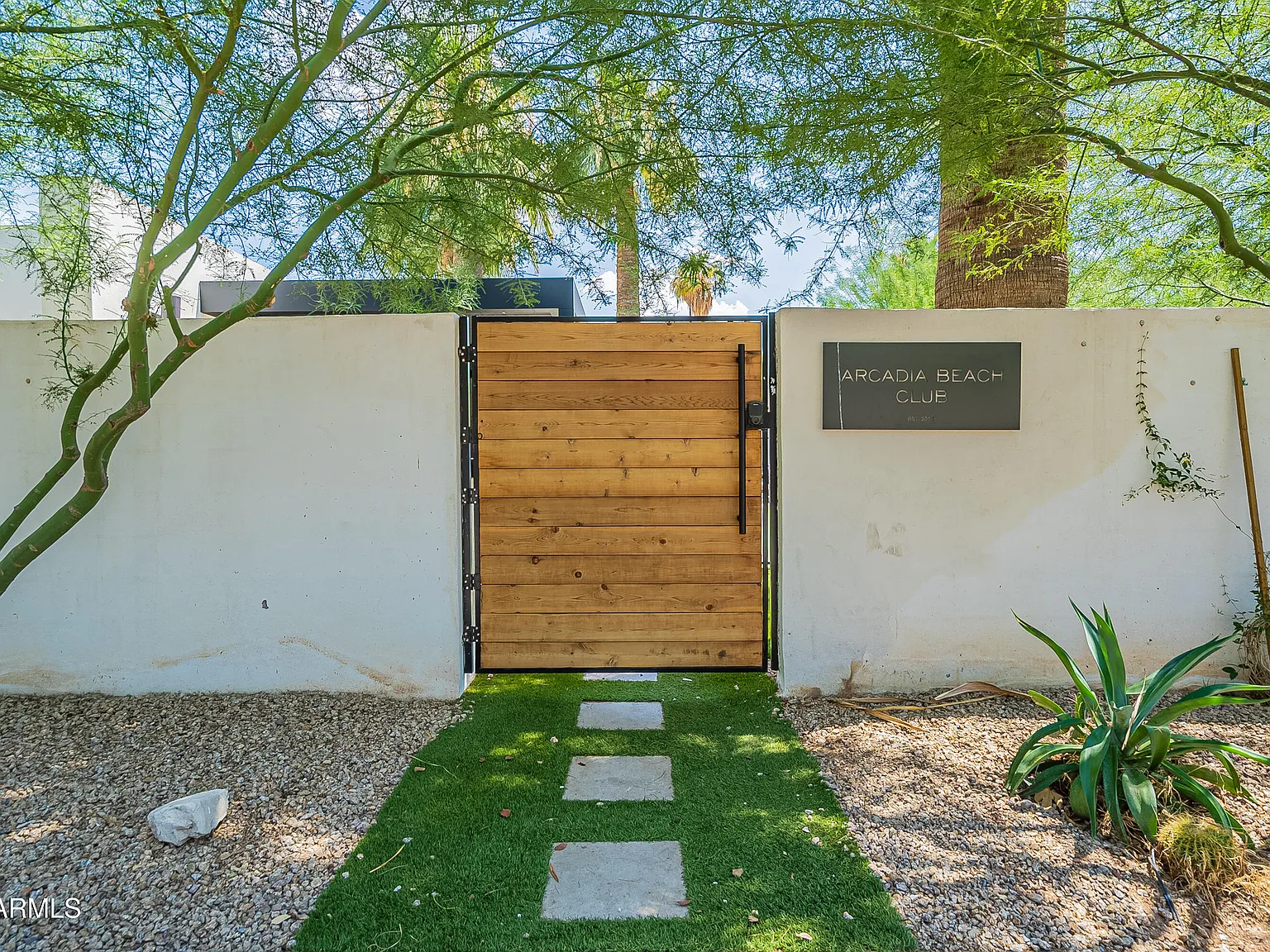 3 bed, 3.0 bath, 2000 sqft, $5,900 — Photo 4
