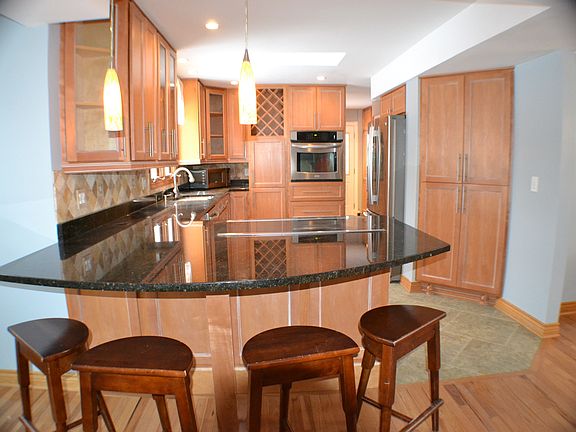 2nd image of 205 Thornhill Ct