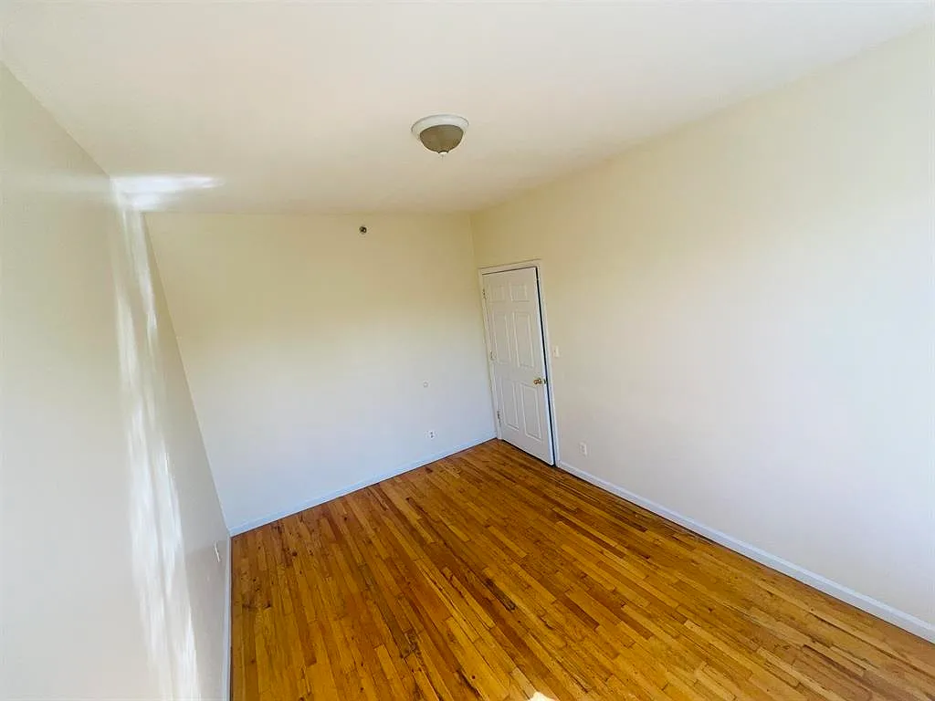 2 bed, 1.0 bath, $2,100 — Photo 4