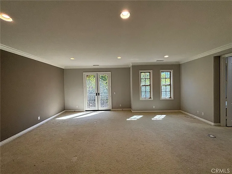 36 Grassland — Photo 10