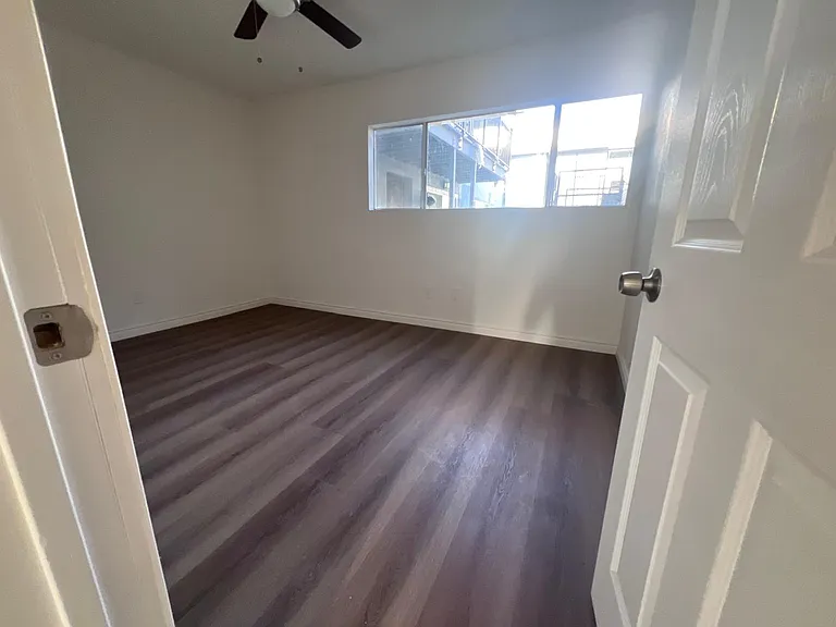 14733 Blythe St #B11 — Photo 6
