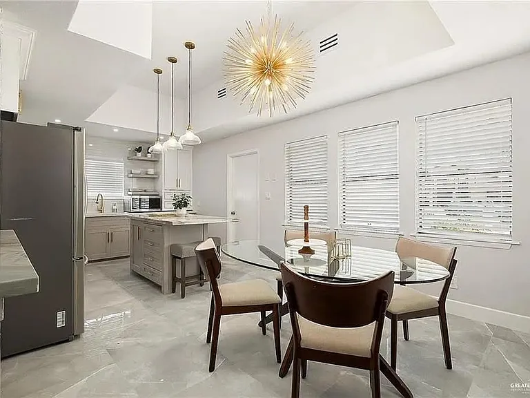 312 Xanthisma Ave — Photo 2