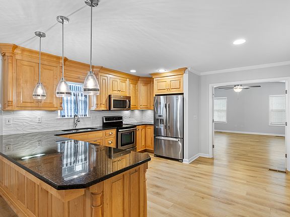 5th image of 119 NE 32nd St