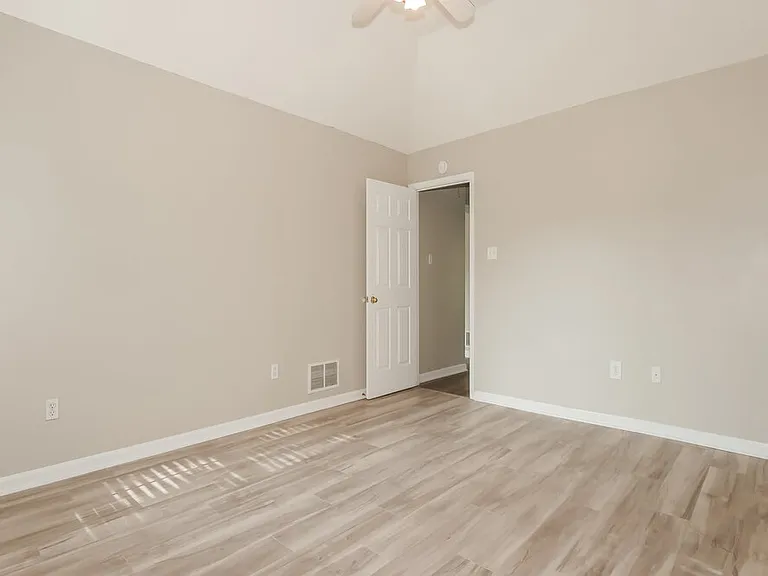 25 Oakland Woods Cv — Photo 9