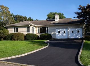 8 Bardwell Ln, Halesite, NY 11743