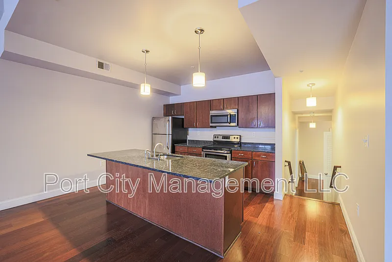 4 bed, 2.0 bath, 2300 sqft, $3,200 — Photo 2