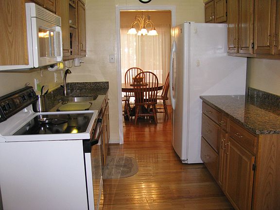 3rd image of 3082 Peachtree Ct