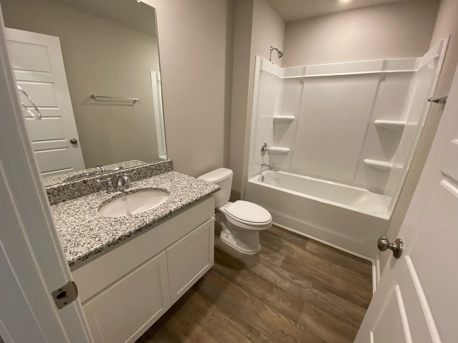Available Now!! 4 Bed / 2 Bath In Winged Foot Subdivision! — Photo 4