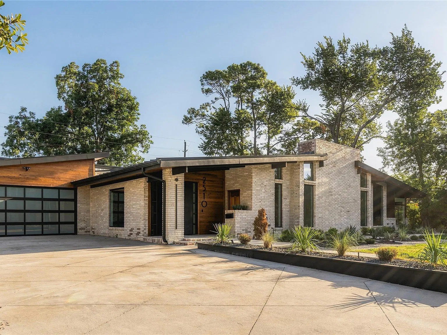 4 bed, 3.5 bath, 4950 sqft, $15,000 — Photo 1
