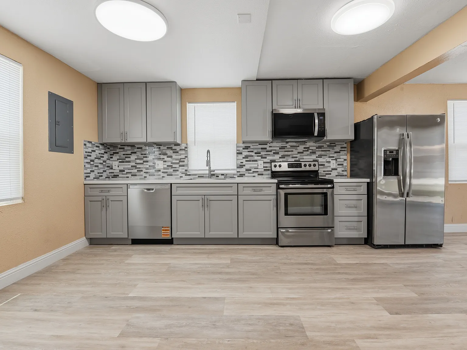 3 bed, 1050 sqft, $1,945 — Photo 3