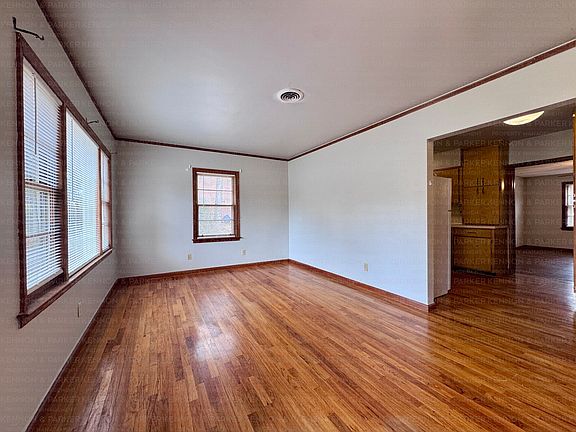 Living Room 17'10 x 11'2