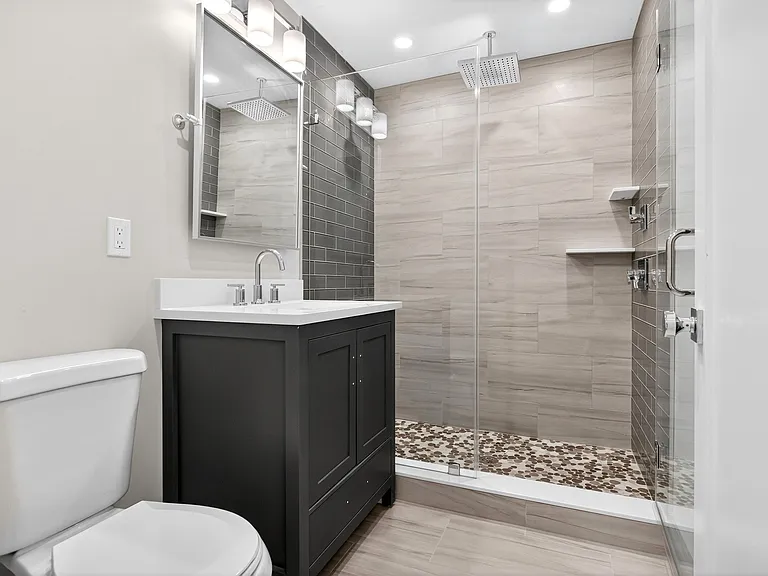 551 E 7th St #3 — Photo 13