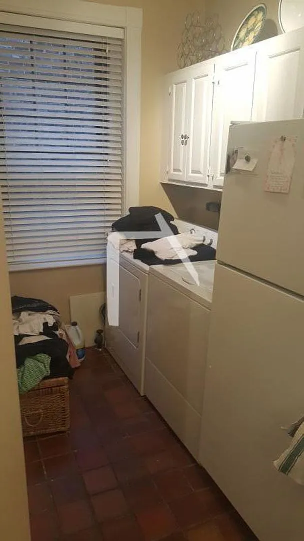 Charming 4 Bedroom-No Broker Fee — Photo 2