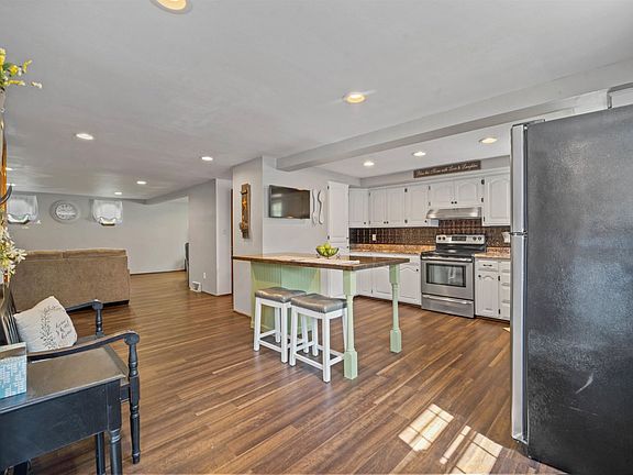 2nd image of 1821 Melody Ln