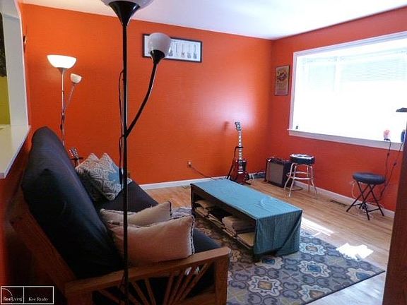 2nd image of 43264 Vivian Dr