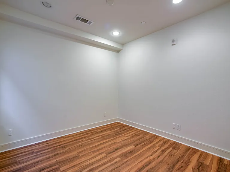 2127 Clark St #104 — Photo 14