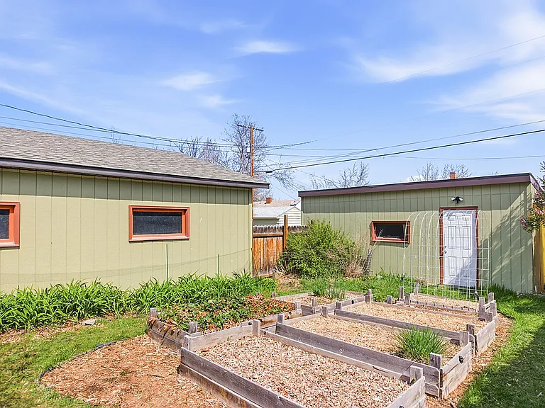 814 Stuart St — Photo 34