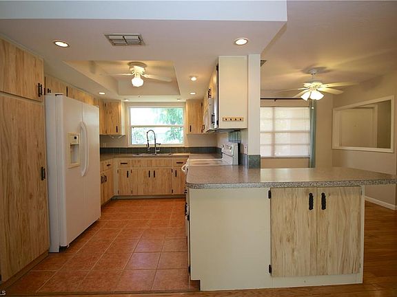 5th image of 930 SE 1st Pl