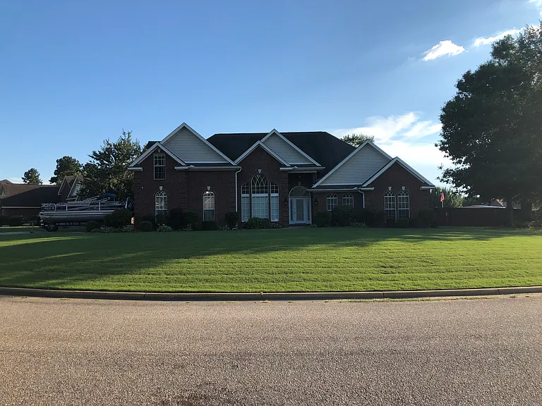 215 Live Oaks Cir — Photo 1
