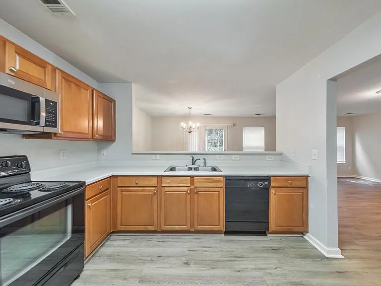 2830 Mayfair Dr — Photo 10
