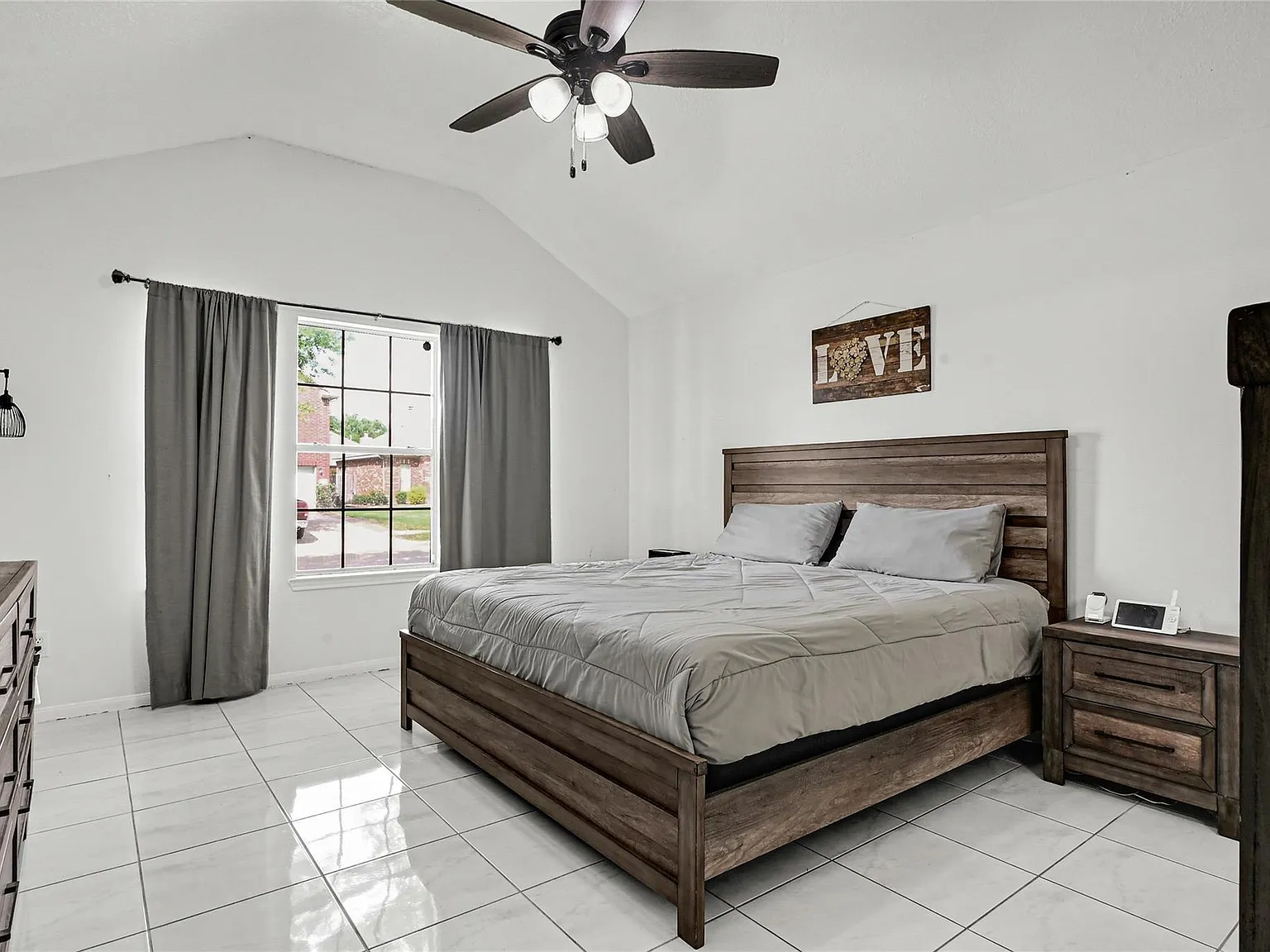 3 bed, 2.0 bath, 1556 sqft, $1,700 — Photo 2