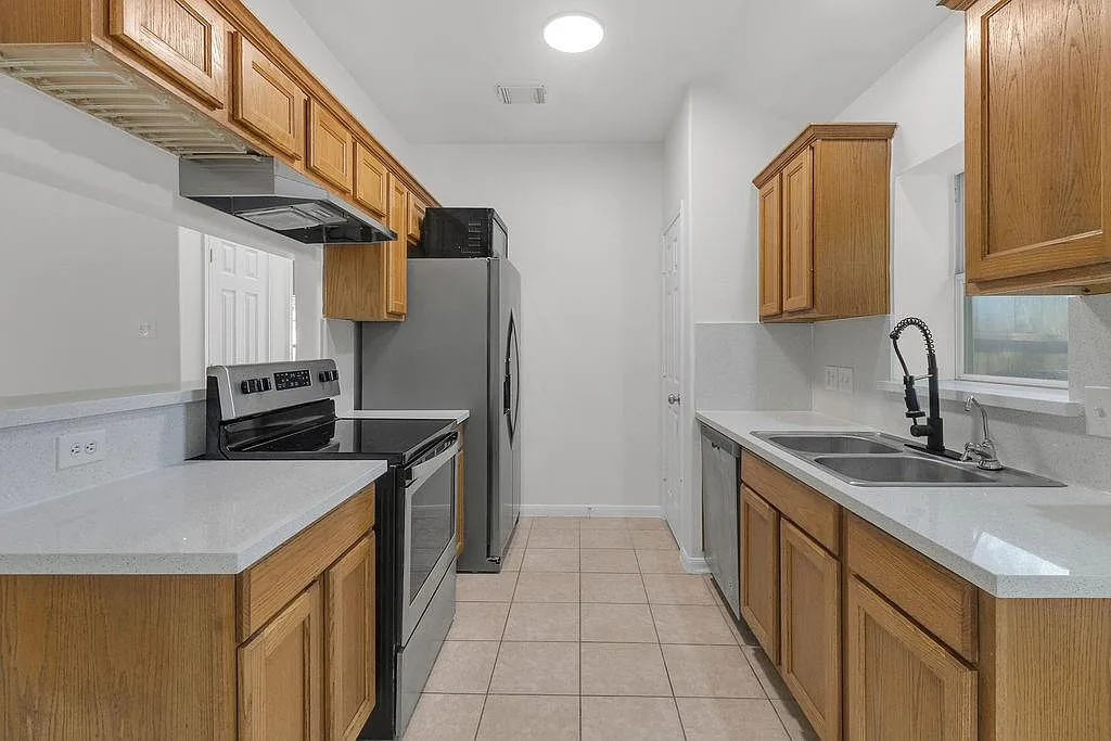 3 bed, 2.0 bath, 1262 sqft, $1,700 — Photo 3