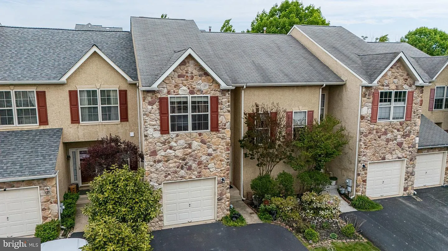 3 bed, 2.5 bath, 2477 sqft, $3,100 — Photo 2