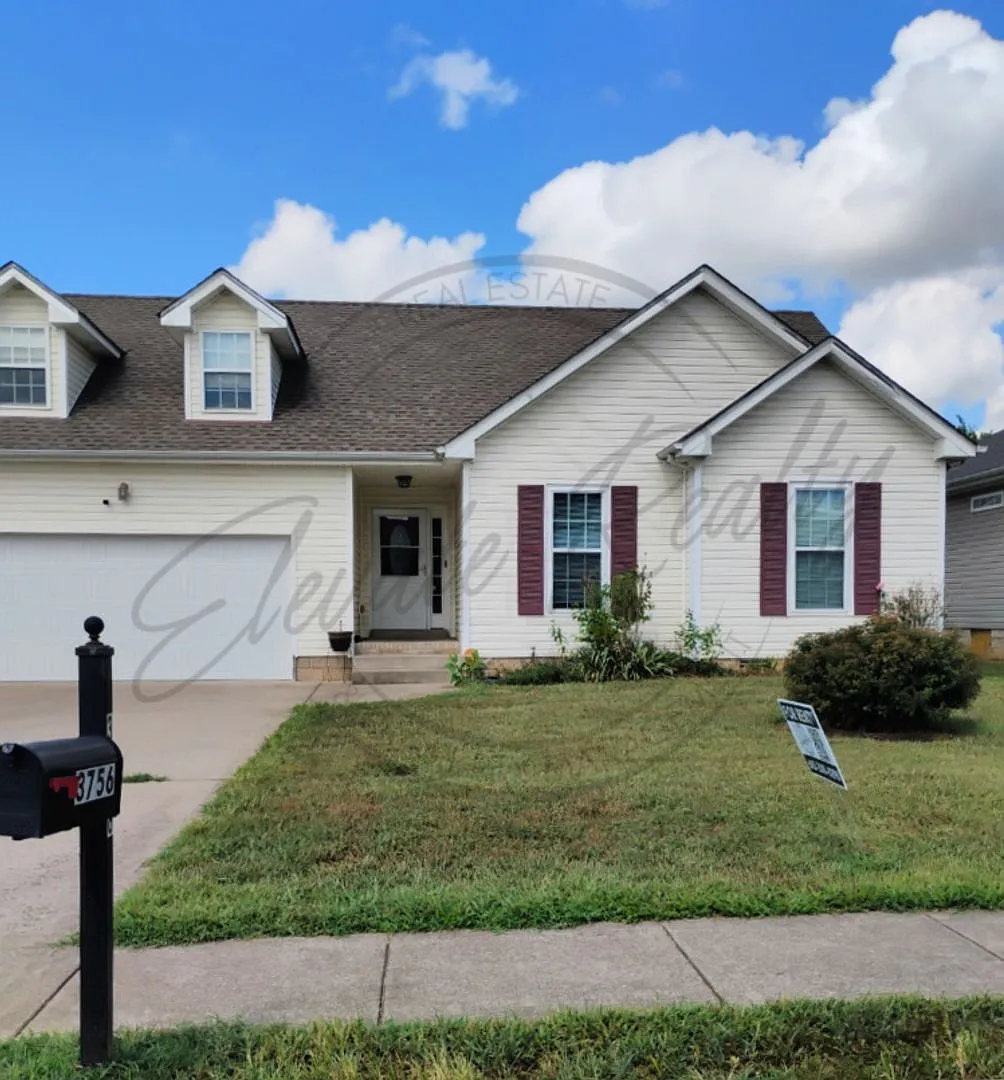 One Month Free Rent: Three Bedroom Home With Bonus Room And Fenced Yard In Clarksville! — Photo 2