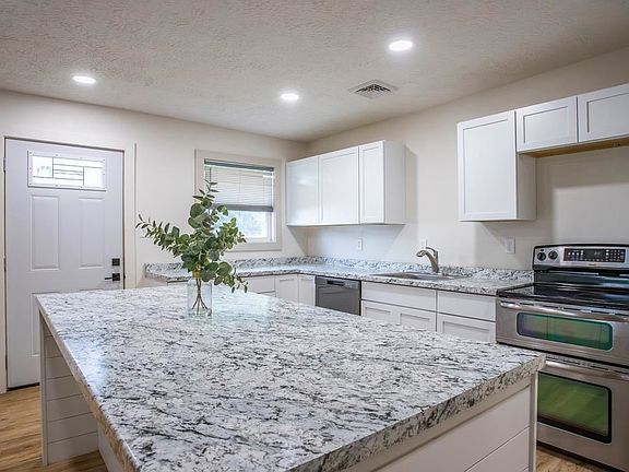 5th image of 3318 Richmond Ave