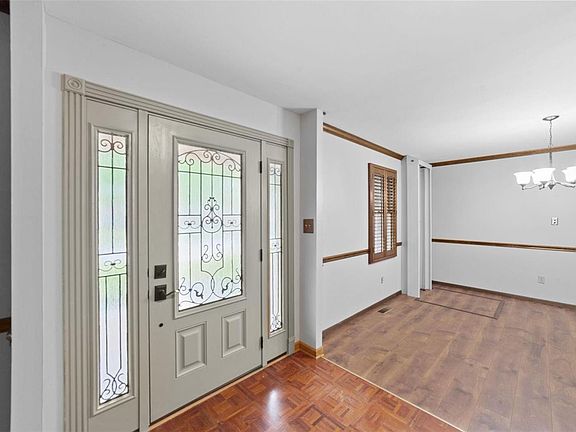 3rd image of 139 Country Creek Ct
