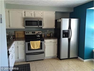 Nice open eat-in kitchen w/stainless appliances