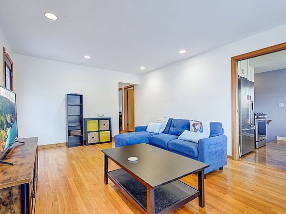 3rd image of 4844 N Nordica Ave