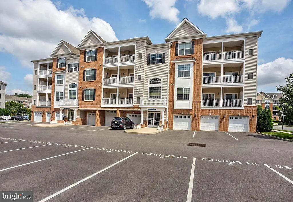 3 bed, 2.0 bath, 1455 sqft, $3,250 — Photo 1