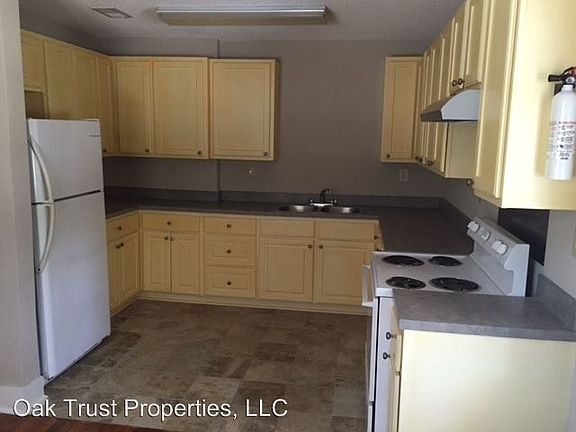 4th image of 2711 E Surrey Dr